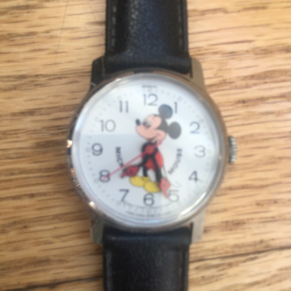 Classic 1970's Mickey Mouse Watch - Picture 2 of 7